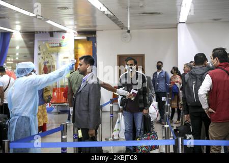 I passeggeri vengono controllati con uno scanner termico presso l'aeroporto internazionale Hazrat Shahjalal come misura preventiva contro il coronavirus a Dhaka, Bangladesh, 11 marzo 2020. (Foto di Kazi Salahuddin Razu/NurPhoto) Foto Stock