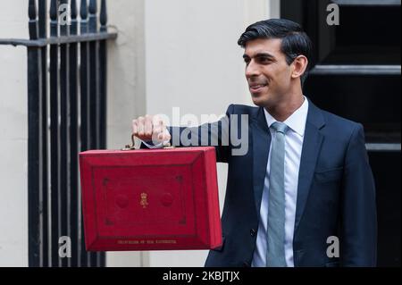 Il Cancelliere dello scacchiere Rishi Sunak detiene il budget box al di fuori di 11 Downing Street nel centro di Londra, in vista dell’annuncio della Dichiarazione di primavera alla Camera dei Comuni il 11 marzo 2020 a Londra, Inghilterra. (Foto di Wiktor Szymanowicz/NurPhoto) Foto Stock