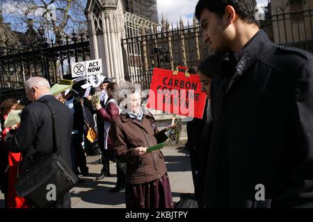 Membri del movimento attivista per il cambiamento climatico fase di estinzione ribellione una giornata di bilancio dimostrazione al di fuori delle Camere del Parlamento a Londra, Inghilterra, il 11 marzo 2020. Il gruppo chiede maggiori investimenti da parte del governo per affrontare il cambiamento climatico e il degrado ecologico. Oggi si è visto il primo bilancio del governo Boris Johnson, consegnato dal nuovo Cancelliere dello scacchiere Rishi Sunak, con le disposizioni ambientali inclusa una tassa sugli imballaggi in plastica dal 2022. (Foto di David Cliff/NurPhoto) Foto Stock