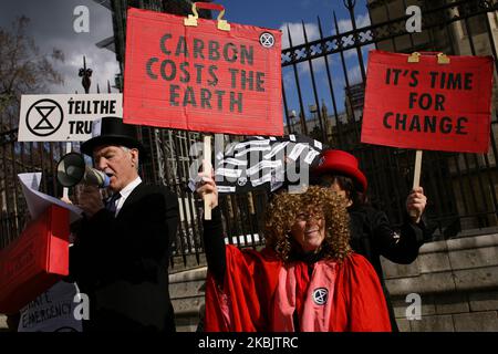 Membri del movimento attivista per il cambiamento climatico fase di estinzione ribellione una giornata di bilancio dimostrazione al di fuori delle Camere del Parlamento a Londra, Inghilterra, il 11 marzo 2020. Il gruppo chiede maggiori investimenti da parte del governo per affrontare il cambiamento climatico e il degrado ecologico. Oggi si è visto il primo bilancio del governo Boris Johnson, consegnato dal nuovo Cancelliere dello scacchiere Rishi Sunak, con le disposizioni ambientali inclusa una tassa sugli imballaggi in plastica dal 2022. (Foto di David Cliff/NurPhoto) Foto Stock