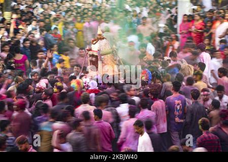 La gente festeggia Doul Utsav ( festival Holi ) a Barpeta Sattra, a Barpeta, Assam, India, mercoledì 11 marzo 2020. Doul Mahatsov celebrato in questo sattra è unico nella regione e si basa sulla leggenda della visita di Lord Krishna alla sua consorte Ghunusa che angers sua moglie. (Foto di David Talukdar/NurPhoto) Foto Stock