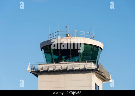 London Southend Airport, torre di controllo del traffico aereo, torre atc. Moderna torre di controllo con finestre con vista panoramica. Lo spazio aereo controllato dell'Inghilterra sudorientale Foto Stock