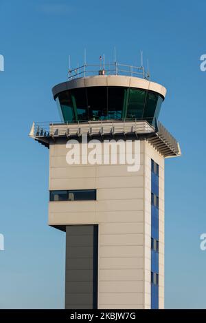 London Southend Airport, torre di controllo del traffico aereo, torre atc. Moderna torre di controllo con finestre con vista panoramica. Lo spazio aereo controllato dell'Inghilterra sudorientale Foto Stock