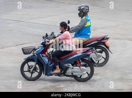 SAMUT PRAKAN, THAILANDIA, OTT 04 2022, traffico sulla strada in città Foto Stock