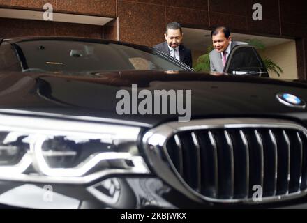 BMW Group Indonesia Presidente Direttore Ramesh Divyanatha (a sinistra) con Citi Indonesia Cheif Country Officer Batara Sianturi (a destra) dopo aver stipulato un accordo di cooperazione a Giacarta il marzo 12,2020. In collaborazione con BMW Indonesia e CITI Indonesia (Citi Bank) in un accordo per rate del 0% di EaZyPay fino a 24 mesi per transazioni di veicoli fino a Rp. 300 milioni di dollari alla fiera BMW tenutasi a Plaza Senayan dal 13 al 15 marzo 2020. Dasril Roszandi (Foto di Dasril Roszandi/NurPhoto) Foto Stock