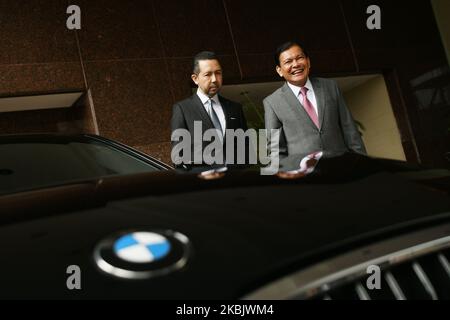 BMW Group Indonesia Presidente Direttore Ramesh Divyanatha (a sinistra) con Citi Indonesia Cheif Country Officer Batara Sianturi (a destra) dopo aver stipulato un accordo di cooperazione a Giacarta il marzo 12,2020. In collaborazione con BMW Indonesia e CITI Indonesia (Citi Bank) in un accordo per rate del 0% di EaZyPay fino a 24 mesi per transazioni di veicoli fino a Rp. 300 milioni di dollari alla fiera BMW tenutasi a Plaza Senayan dal 13 al 15 marzo 2020. Dasril Roszandi (Foto di Dasril Roszandi/NurPhoto) Foto Stock