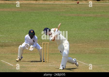 Il cricketer inglese Joe Denly esce e gioca un colpo durante il primo giorno della partita di cricket di riscaldamento del 2nd tra XI del presidente del consiglio di amministrazione dello Sri Lanka e l'Inghilterra a P Sara Oval il 12 marzo 2020 a Colombo, Sri Lanka. (Foto di Tharaka Basnayaka/NurPhoto) Foto Stock