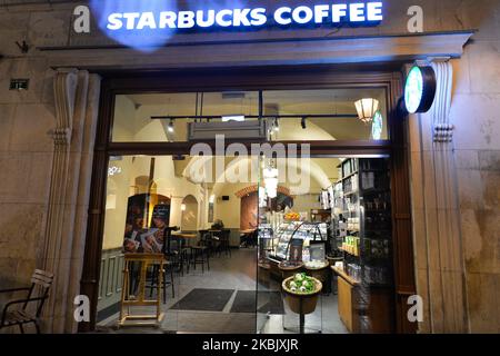 Una vista di un caffè Starbucks vuoto nella piazza del mercato principale nella città vecchia di Cracovia. La Polonia ha riportato la sua prima morte per coronavirus, l'insegnante femminile di 57 anni nella città di Poznan. La Polonia ha attualmente 51 altri casi confermati di coronavirus, secondo il ministero della salute. Giovedì 12 marzo 2020 a Cracovia, Polonia. (Foto di Artur Widak/NurPhoto) Foto Stock