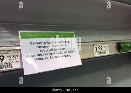 11 marzo 2020 - Orlando, Florida, Stati Uniti - gli scaffali vuoti sono visti ad un supermercato di Publix il 11 marzo 2020 a Orlando, Florida mentre la gente immagazzina il sanitizer a mano ed altri prodotti di igiene personale dovuto l'epidemia di Covid-19 (coronavirus). (Foto di Paul Hennessy/NurPhoto) Foto Stock