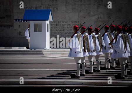 Le guardie centrali greche marciano durante una cerimonia di deposizione della corona presso la Tomba del Milite Ignoto, il più importante monumento militare della Grecia, ad Atene, il 13 marzo 2020. Katerina Sakellaropoulou, giudice senior di 63 anni, diventa la prima donna e il nuovo capo di stato greco per un mandato di cinque anni. (Foto di Nikolas Kokovlis/NurPhoto) Foto Stock