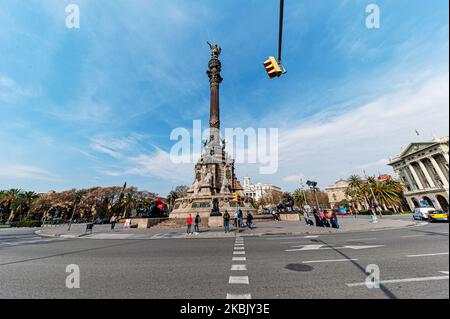 Apparizione del monumento di Colombo a Barcellona, a causa della crisi del coronavirus, il 13th marzo 2020. Spagna. (Foto di Xavier Ballart/Urbanandsport /NurPhoto) Foto Stock