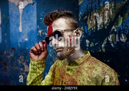 La comunità di Dalit del Bangladesh festeggia il Festival di Holi a Narayanganj Dality Colony il 13 marzo 2020, Bangladesh. (Foto di Mushfiqul Alam/NurPhoto) Foto Stock