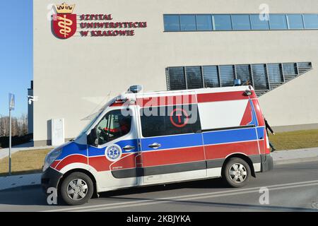 Un'ambulanza passa di fronte all'ospedale universitario di Cracovia, uno dei 19 ospedali polacchi che si stanno trasformando in ospedali infettivi per i pazienti affetti da coronavirus. Con un totale di 68 casi confermati di coronavirus, e una persona morta, la Polonia ha appena dichiarato uno stato di emergenza epidemica e chiuderà i suoi confini a partire da sabato 14 marzo a mezzanotte. Il controllo a tutte le frontiere sarà ripristinato. Il PM polacco ha anche annunciato la chiusura di club, pub, ristoranti e casinò. Venerdì 13 marzo 2020 a Cracovia, Polonia. (Foto di Artur Widak/NurPhoto) Foto Stock