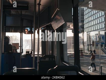 Un operatore di tram soffia il naso a Helsinki, in Finlandia, il 13 marzo 2020, durante la pandemia di coronavirus. (Foto di Antti Yrjonen/NurPhoto) Foto Stock