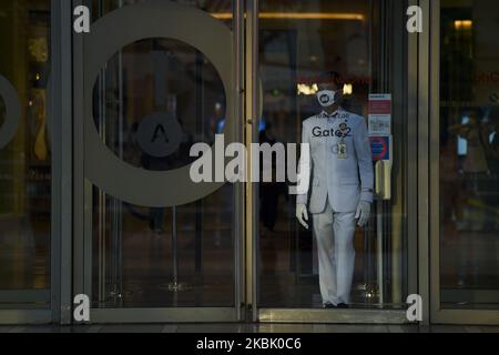 Una sicurezza indossare maschere protettive tra le preoccupazioni della diffusione del coronavirus COVID-19 al Central World shopping a Bangkok, Thailandia, 14 marzo, 2020. (Foto di Anusak Laowilas/NurPhoto) Foto Stock