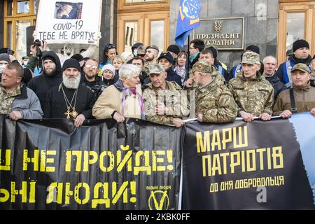 I veterani ucraini del conflitto militare nelle regioni orientali dell'Ucraina, i volontari e la gente comune prendono parte alla "marcia dei patrioti" nel centro di Kyiv, Ucraina, 14 marzo 2020, in occasione della Giornata dei volontari. (Foto di Maxym Marusenko/NurPhoto) Foto Stock