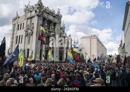 I veterani ucraini del conflitto militare nelle regioni orientali dell'Ucraina, i volontari e la gente comune prendono parte alla "marcia dei patrioti" nel centro di Kyiv, Ucraina, 14 marzo 2020, in occasione della Giornata dei volontari. (Foto di Maxym Marusenko/NurPhoto) Foto Stock