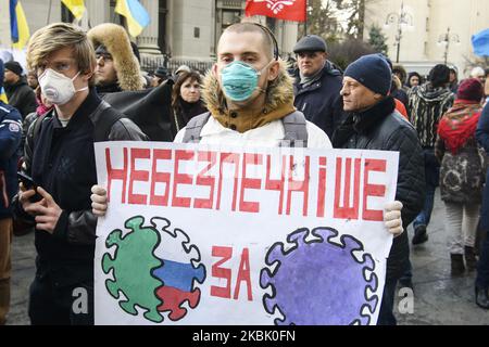 I veterani ucraini del conflitto militare nelle regioni orientali dell'Ucraina, i volontari e la gente comune prendono parte alla "marcia dei patrioti" nel centro di Kyiv, Ucraina, 14 marzo 2020, in occasione della Giornata dei volontari. (Foto di Maxym Marusenko/NurPhoto) Foto Stock