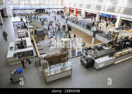 I negozi del centro commerciale Galeria Krakowska sono chiusi a causa della diffusione del coronavirus. Cracovia, Polonia il 14 marzo 2020. Il primo ministro polacco ha introdotto una minaccia allo stato di epidemia, in vigore da sabato, che includerà controlli alle frontiere del paese e restrizioni imposte a servizi come ristoranti, pub e centri commerciali. (Foto di Beata Zawrzel/NurPhoto) Foto Stock