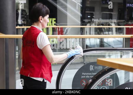 Un operaio sta pulendo i corrimano della scala mobile al centro commerciale Galeria Krakowska. Cracovia, Polonia il 14 marzo 2020. A causa della diffusione del coronavirus, il primo ministro polacco ha introdotto una minaccia allo stato epidemico, in vigore da sabato, che includerà controlli alle frontiere del paese e restrizioni imposte a servizi come ristoranti, pub e centri commerciali. (Foto di Beata Zawrzel/NurPhoto) Foto Stock