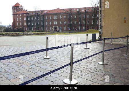 Il Castello di Wawel e la collina sono chiusi per i visitatori a causa della diffusione del coronavirus. Cracovia, Polonia, il 14 marzo 2020. Il primo ministro polacco ha introdotto una minaccia allo stato di epidemia, in vigore da sabato, che includerà controlli alle frontiere del paese e restrizioni imposte a servizi quali musei, ristoranti, pub e centri commerciali. (Foto di Beata Zawrzel/NurPhoto) Foto Stock