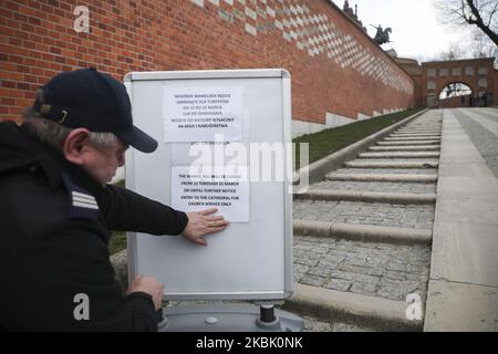 Il Castello di Wawel e la collina sono chiusi per i visitatori a causa della diffusione del coronavirus. Cracovia, Polonia, il 14 marzo 2020. Il primo ministro polacco ha introdotto una minaccia allo stato di epidemia, in vigore da sabato, che includerà controlli alle frontiere del paese e restrizioni imposte a servizi quali musei, ristoranti, pub e centri commerciali. (Foto di Beata Zawrzel/NurPhoto) Foto Stock