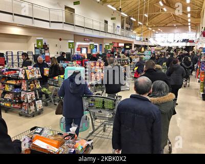 Lunghe code in un negozio di alimentari il 13 marzo 2020 a Toronto, Ontario, Canada. I negozi di alimentari erano pieni di grandi folle e lunghe code, come l'ultimo picco di nuovi casi di coronavirus (COVID-19) ha spinto il panico di acquisto in tutto il paese. I canadesi si sono precipitati nei negozi di alimentari e nei mercati per accatastare forniture come carta igienica e conserve. In molti depositi durante la sera le linee non soltanto hanno bloccato la gente dalla navigazione del deposito, ma inoltre completamente hanno avvolto intorno ai corridoi mentre i carrelli sovraccarichi di shopping hanno soffocato ogni pollice di spazio dei depositi. L'Organizzazione Mondiale della Sanità ha dichiarato COVID- Foto Stock