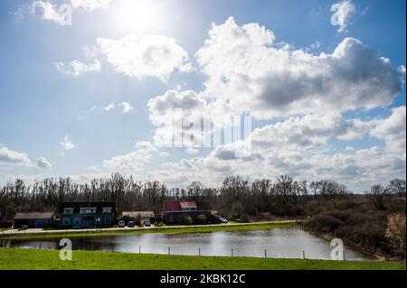 Marzo 14th, Nijmegen. Nijmegen è una delle città olandesi colpite dall'alto livello dell'acqua. Il Waalkade, la zona più vicina al fiume è stata chiusa al traffico. Inoltre, l'area di Ooijpolder, vicina al ponte Waalbrug e circondata dal fiume Waal, è allagata. L'area è situata ad est della città di Nijmegen, nella provincia di Gelderland, ed è protetta da dighe in tutta l'area. E' caratterizzata da un vasto paesaggio con piccoli villaggi, fattorie e natura. (Foto di Romy Arroyo Fernandez/NurPhoto) Foto Stock