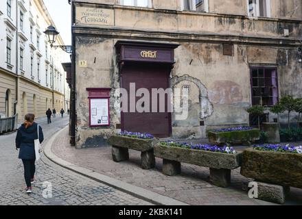 Una vista del chiuso Camelot Cafe nella citta' vecchia di Cracovia. Con un totale di 93 casi confermati di coronavirus e due morti, la Polonia ha dichiarato uno stato di emergenza epidemica e la chiusura delle frontiere a partire da sabato 14 marzo a mezzanotte. Il PM polacco ha anche annunciato la chiusura di club, pub, ristoranti e casinò. Sabato 14 marzo 2020 a Cracovia, Polonia. (Foto di Artur Widak/NurPhoto) Foto Stock