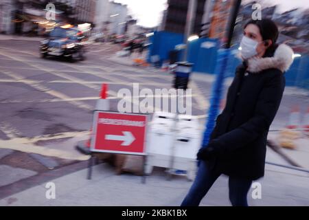 Una donna che indossa una maschera facciale cammina fuori dalla stazione di Paddington a Londra, in Inghilterra, il 14 marzo 2020. In tutto il paese, le paure di coronavirus covid-19 continuano ad aumentare, con 1.140 casi nel Regno Unito ora confermati e 21 morti. Il primo ministro britannico Boris Johnson nel frattempo è stato sottoposto a pressioni per non aver seguito altri paesi imponendo severe restrizioni come la chiusura delle scuole o, come è previsto in Spagna da lunedì, un blocco delle persone nelle loro case. (Foto di David Cliff/NurPhoto) Foto Stock