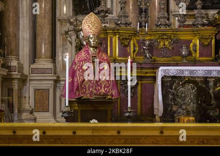 Statua di San Gennaro nella Cattedrale di Napoli, Italia durante la pandemia del virus covid-19 il 14 marzo 2020 (Foto di Paolo Manzo/NurPhoto) Foto Stock