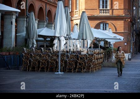 Una terrazza del ristorante chiusa e vuota sulla piazza Capitole. Sulla piazza più turistica di Tolosa, il Capitole, tutti i ristoranti e caffè sono stati chiusi come annuito da PM Philippe a causa della pandemia del Covid-19. Ha anche annunciato la chiusura di tutti i servizi 'non essenziali' da domenica 15 marzo 00h00 . come il coronavirus Covid-19 si diffonde in tutta la Francia, il presidente francese Macron ha annunciato la chiusura di tutte le scuole, highchools, università per cercare di contenere la diffusione del coronavirus il 12th marzo . Solo farmacie, negozi di alimentari, tabacco negozi possono aprire. Tolosa. Francia. Marzo 15th Foto Stock