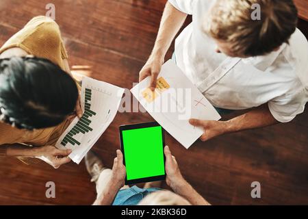 Grandi idee nella realizzazione. Inquadratura ad angolo alto di un gruppo di uomini d'affari irriconoscibili che si sfidano in un ufficio. Foto Stock