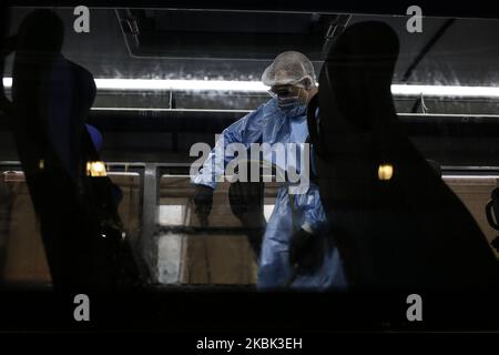 Un uomo in tuta di protezione disinfetta un autobus prima di entrare in un percorso a San Pietroburgo. In un ospedale di San Pietroburgo con sospetto coronovirus, ci sono 238 persone. San Pietroburgo Russia 16 marzo 2020 (Foto di Valya Egorshin/NurPhoto) Foto Stock