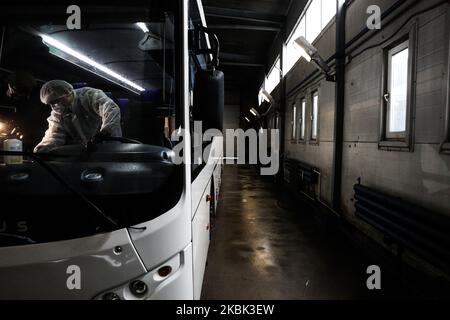 Un uomo in tuta di protezione disinfetta un autobus prima di entrare in un percorso a San Pietroburgo. In un ospedale di San Pietroburgo con sospetto coronovirus, ci sono 238 persone. San Pietroburgo Russia 16 marzo 2020 (Foto di Valya Egorshin/NurPhoto) Foto Stock