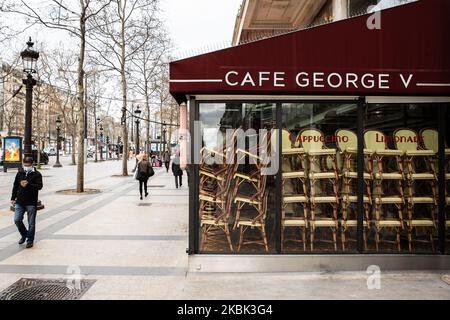 La gente indossa una maschera facciale a piedi vicino ad un ristorante chiuso sul Viale Champs Elysees il 16 Marzo 2020 a Parigi, Francia. La Francia attende stasera l'intervento del presidente Emmanuel Macron su un possibile confinamento, blocco, contenimento della popolazione francese contro la propagazione del Coronavirus (COVID-19). Questa mattina a Parigi le strade erano quasi vuote, il negozio era chiuso, come le galeries Lafayette, Cartier, sul viale Champs Elysees, e i ristoranti, come il ristorante Fouquet's. (Foto di Jerome Gilles/NurPhoto) Foto Stock