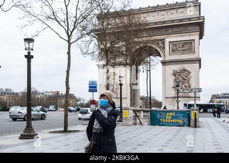 Un turista asiatico che indossa una maschera facciale come misura preventiva visitando Parigi, sul viale degli Champs Elysees il 16 marzo 2020 a Parigi, Francia. La Francia attende stasera l'intervento del presidente Emmanuel Macron su un possibile confinamento, blocco, contenimento della popolazione francese contro la propagazione del Coronavirus (COVID-19). Questa mattina a Parigi le strade erano quasi vuote, il negozio era chiuso, come le galeries Lafayette, Cartier, sul viale Champs Elysees, e i ristoranti, come il ristorante Fouquet's. (Foto di Jerome Gilles/NurPhoto) Foto Stock