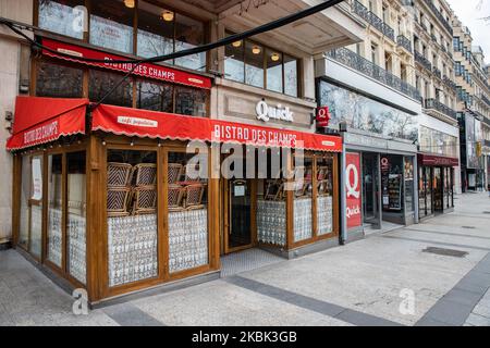 Ristoranti chiusi sul Viale degli Champs Elysees il 16 Marzo 2020 a Parigi, Francia. La Francia attende stasera l'intervento del presidente Emmanuel Macron su un possibile confinamento, blocco, contenimento della popolazione francese contro la propagazione del Coronavirus (COVID-19). Questa mattina a Parigi le strade erano quasi vuote, il negozio era chiuso, come le galeries Lafayette, Cartier, sul viale Champs Elysees, e i ristoranti, come il ristorante Fouquet's. (Foto di Jerome Gilles/NurPhoto) Foto Stock