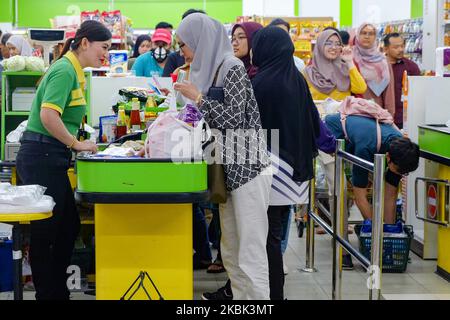 Gli acquirenti malesi acquistano le cose necessarie sia cibo che utensili in un negozio di alimentari a Bangi, 16 marzo 2020. Tra le persone cresce il timore che venga istituita una possibile politica di blocco in Malesia, a causa della diffusione in corso della malattia COVID-19, dopo che il numero di persone infette è salito a 553. (Foto di Aizuddin Saad/NurPhoto) Foto Stock