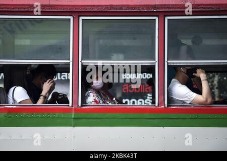 Le persone che indossano maschere protettive in mezzo alle preoccupazioni della diffusione del coronavirus COVID-19 siedono su un autobus pubblico a Bangkok, Thailandia, 14 marzo 2020. (Foto di Anusak Laowilas/NurPhoto) Foto Stock