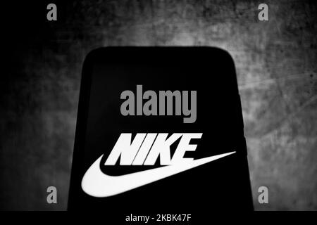 (NOTA DELL'EDITORE: Questa immagine è stata convertita in bianco e nero.) In questa foto, il logo Nike viene visualizzato su uno smartphone il 16 marzo 2020 ad Atene, Grecia. (Foto di Nikolas Kokovlis/NurPhoto) Foto Stock