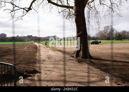 Gli operai relay Turf in un Hyde Park quasi abbandonato a Londra, Inghilterra, il 17 marzo 2020. Le strade e le piazze di Londra erano notevolmente più tranquille oggi di appena 24 ore fa, anche se non deserte. Lo svuotamento segue le nuove linee guida pubblicate ieri per evitare ogni contatto sociale non essenziale ed evitare luoghi come ristoranti e pub per contribuire a contenere la marea di casi di coronavirus covid-19. Ma finora il governo britannico non ha seguito la strada intrapresa da altri paesi per richiedere a tutti di rimanere nelle loro case. (Foto di David Cliff/NurPhoto) Foto Stock