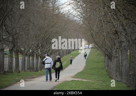 Le persone camminano durante una giornata di sole a Stoccarda, Germania, il 17 marzo 2020 dopo che diversi nuovi casi con il Covid-19 sono stati denunciati sulla terra di Baden-Wuerttemberg (Foto di Agron Beqiri/NurPhoto) Foto Stock