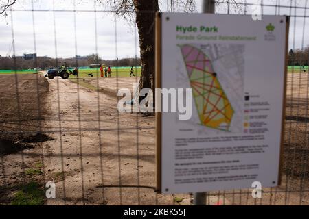 Gli operai relay Turf in un Hyde Park quasi abbandonato a Londra, Inghilterra, il 17 marzo 2020. Le strade e le piazze di Londra erano notevolmente più tranquille oggi di appena 24 ore fa, anche se non deserte. Lo svuotamento segue le nuove linee guida pubblicate ieri per evitare ogni contatto sociale non essenziale ed evitare luoghi come ristoranti e pub per contribuire a contenere la marea di casi di coronavirus covid-19. Ma finora il governo britannico non ha seguito la strada intrapresa da altri paesi per richiedere a tutti di rimanere nelle loro case. (Foto di David Cliff/NurPhoto) Foto Stock