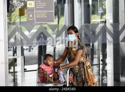 Una donna dell'aeroporto internazionale di Kolkata indossa una maschera protettiva contro la diffusione di Coronavirus, Kolkata, India, il 17 marzo 2020. A Kolkata, multiplex, scuole, museo e altri spazi pubblici di ritrovo si spengono a causa di Coronavirus. L'India registra 137 casi positivi dovuti al Coronavirus secondo un rapporto dei media indiani. (Foto di Indranil Aditya/NurPhoto) Foto Stock
