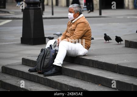 Un uomo indossa una maschera mentre si siede sulle scale a Piccadilly Circus il 17 marzo 2020 a Londra, Inghilterra. Boris Johnson ha tenuto ieri il primo dei suoi briefing quotidiani pubblici sull'epidemia di Coronavirus e ha detto al pubblico di evitare teatri e pub e di lavorare da casa dove possibile. Il numero di persone infettate da COVID-19 nel Regno Unito ha superato 1500 con 55 morti. (Foto di Alberto Pezzali/NurPhoto) Foto Stock