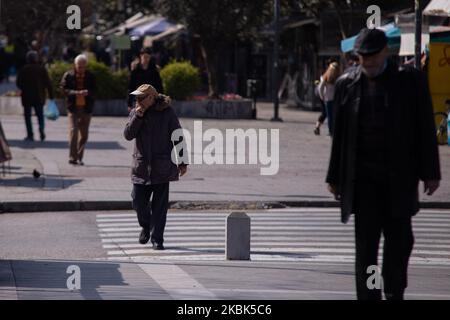 Un uomo anziano cammina nel centro della città di Trikala, dopo l'annuncio dell'Organizzazione greca della sanità pubblica per i cittadini greci di rimanere a casa, per fermare la diffusione del Coronavirus, il 15 marzo 2020. (Foto di Achilleas Chiras/NurPhoto) Foto Stock