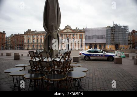 Una pattuglia di polizia passa davanti al Capitole in quanto i terrazzi sono chiusi e la città è in blocco a causa della pandemia del Covid-19. Lunedì 16th marzo, il presidente francese Macron ha annunciato che tutte le persone saranno in blocco a causa della pandemia di coronavirus del Covid-19. A Tolosa come altrove in Francia, tutti i negozi "non essenziali" sono stati chiusi fino a nuovo avviso. La polizia pattuglia le strade per controllare le persone all'esterno. La gente deve avere un permesso muoversi intorno. Mentre il coronavirus del Covid-19 si diffonde in tutta la Francia, il presidente Macron ha annunciato la chiusura di tutte le scuole, gli highchools e le università da provare Foto Stock