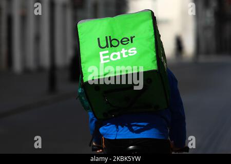 Uber mangia il corriere è visto a Cracovia, Polonia il 16 marzo 2020. (Foto di Jakub Porzycki/NurPhoto) Foto Stock