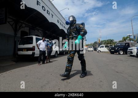 Personale militare dello Sri Lanka che indossa un disinfettante spray di stoffa difensiva all'esterno di una stazione ferroviaria di Fort a Colombo il 18 marzo 2020 (Foto di Achila Jayawardana/NurPhoto) Foto Stock